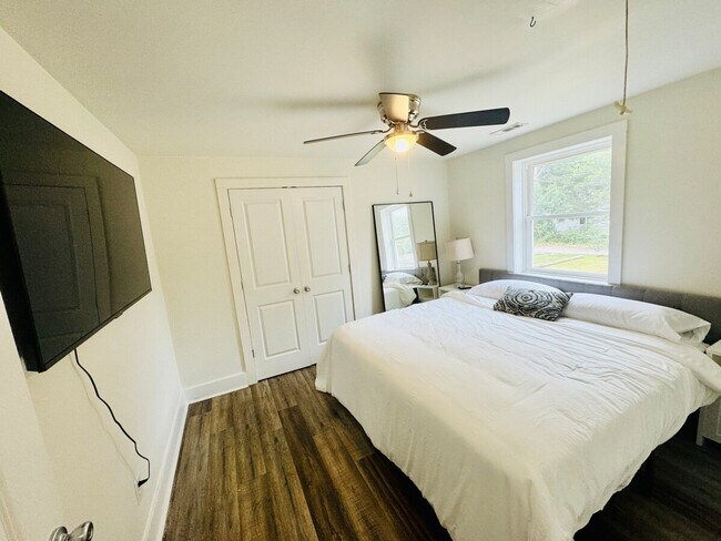 Building Photo - 403 Cedar Lane Rd