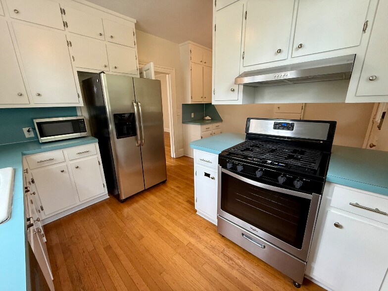 Building Photo - 208 Watts St