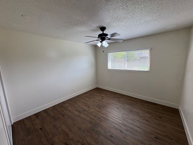 Building Photo - Spacious SE Tulare Home Near Shopping Centers Rent Ready!