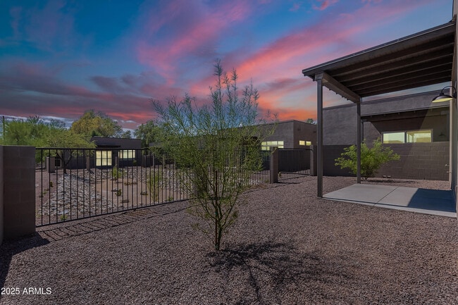 Building Photo - 6041 E Valley Way