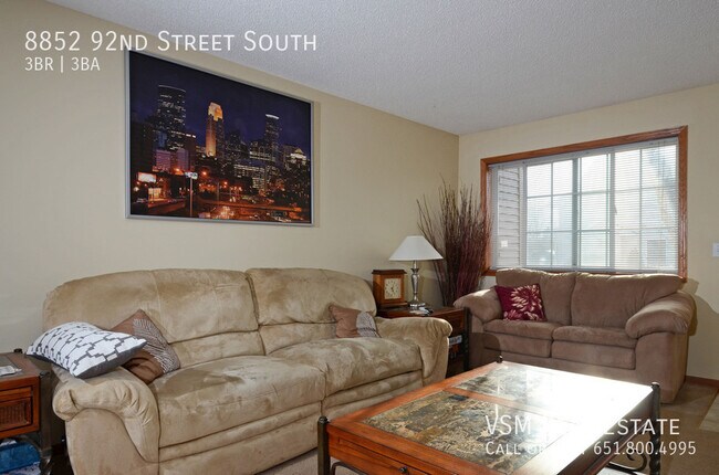 Building Photo - GORGEOUS 3 bedroom, 2.5 bathroom townhome ...