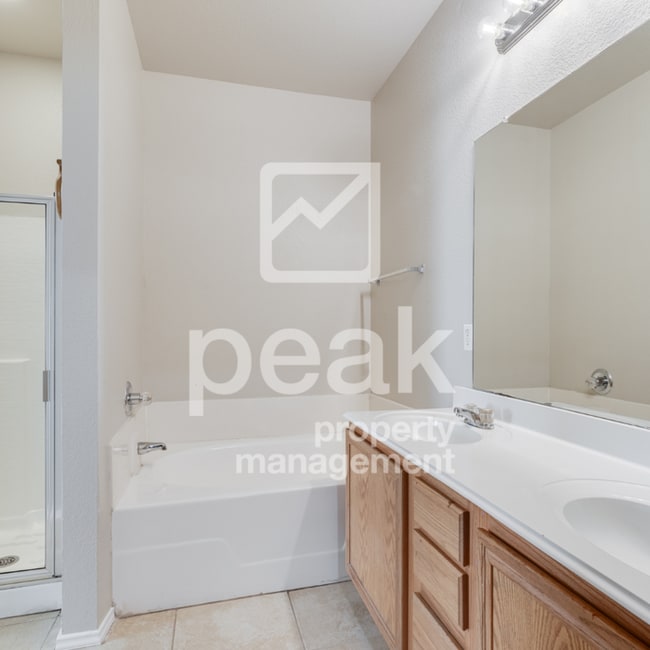 Building Photo - 4 Bedroom/2 Bathroom HOME FOR LEASE! Just ...