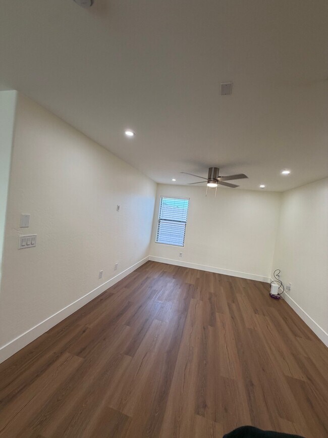 Building Photo - 2741 E Quiet Hollow Ln
