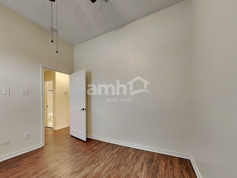 Building Photo - 7124 Holden Dr