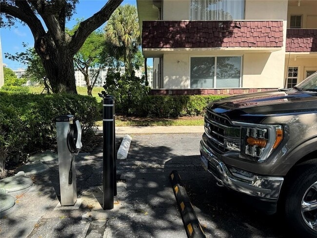 Building Photo - 2601 S Palm Aire Dr