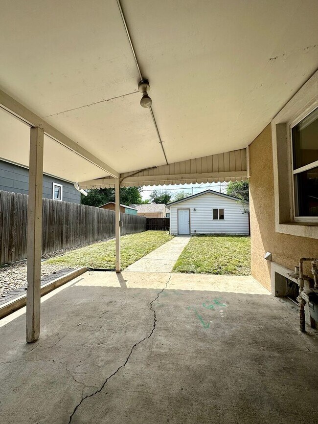 Building Photo - 2 Bedroom 1 Bath Duplex Available Mid Augu...
