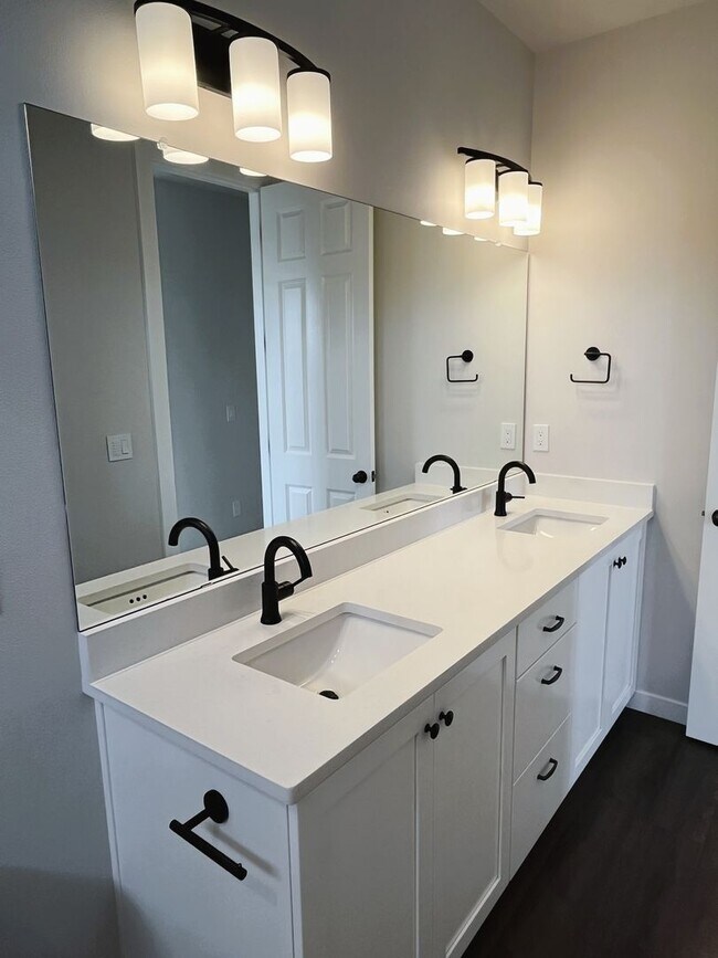 Building Photo - Modern Luxury Meets Convenience in Hillsboro