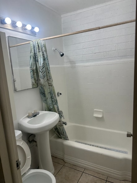 Building Photo - 665 S Lk St