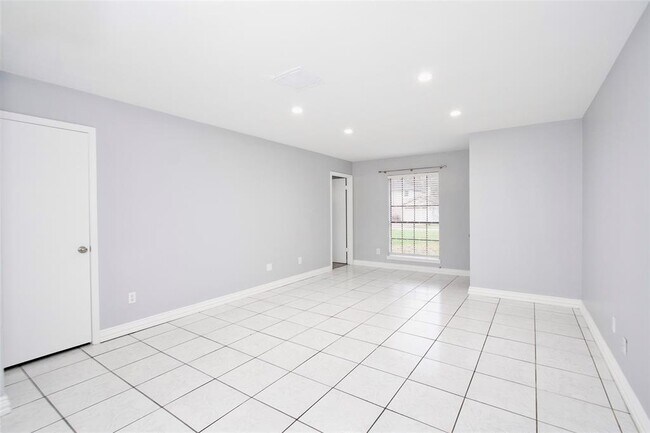 Building Photo - 32 E Bigelow Oak Ct