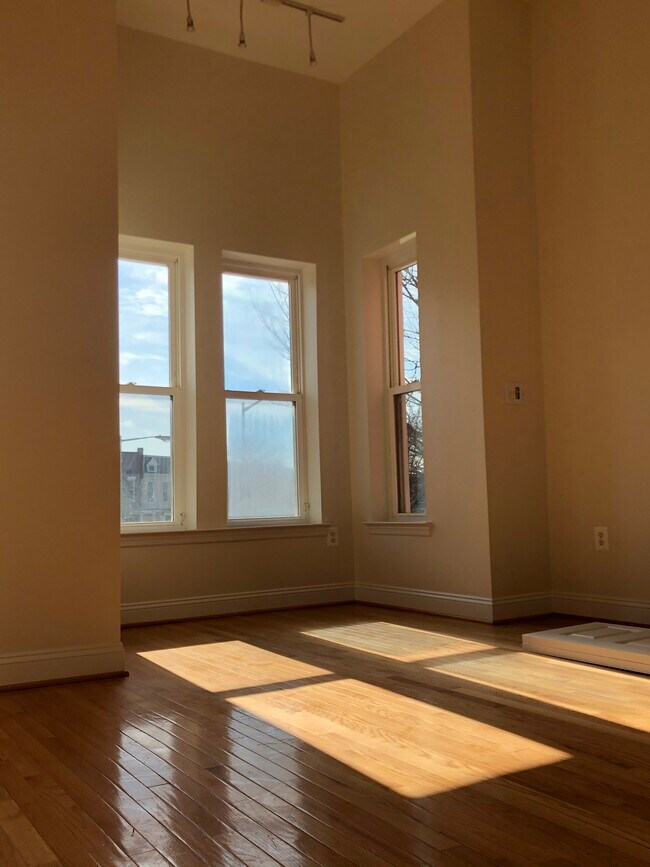 Large master bedroom with lots of windows - 1204 Florida Ave NE