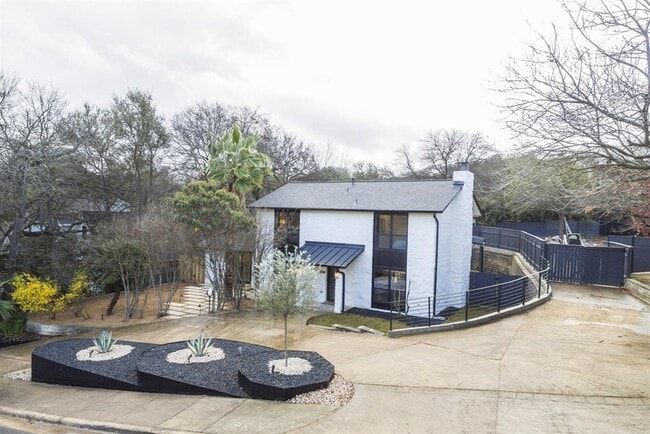 Building Photo - 2001 Wychwood Dr