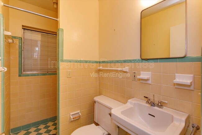 Building Photo - 816 Putnam Ave