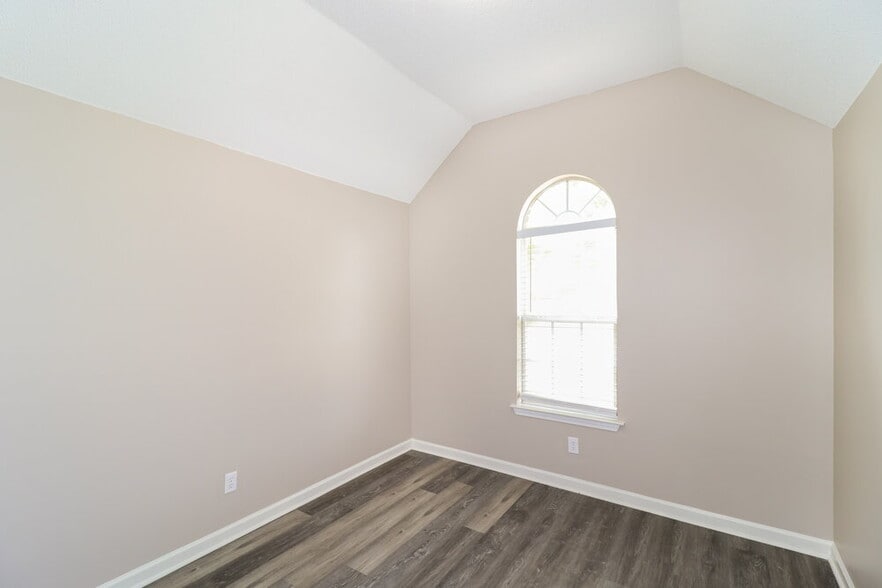 Building Photo - 5746 Oakley St