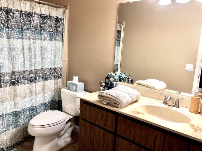 Building Photo - Beautiful 3 Bedroom 2 Bath Home~ Adorable!