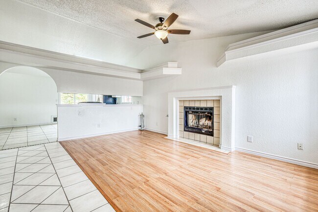 Building Photo - 3 Bed 2 bathrooms house 79936