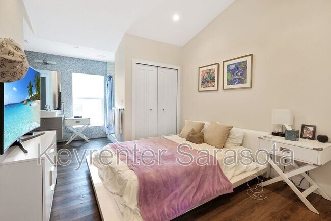 Building Photo - 2056 Roselawn St