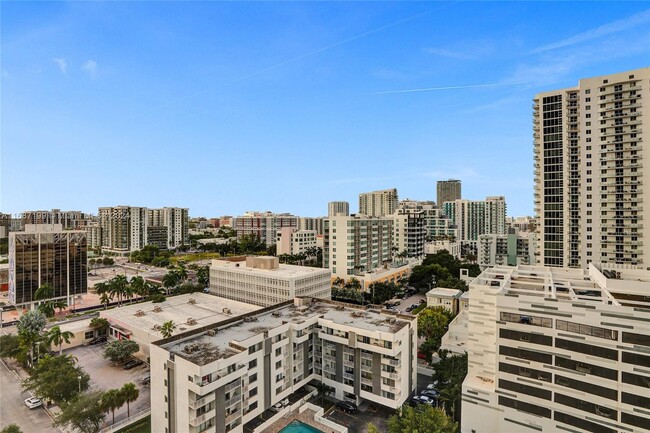 Building Photo - 2020 N Bayshore Dr