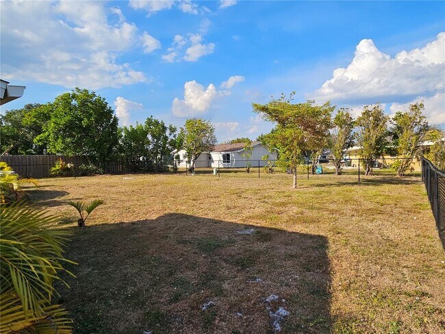 Building Photo - 2657 Roxbury Cir