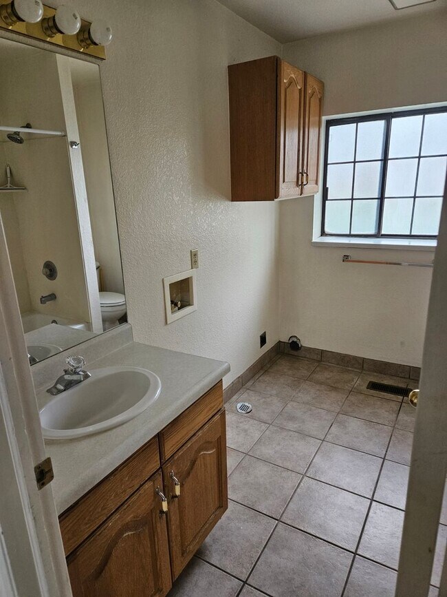 Building Photo - 628 N 360 W