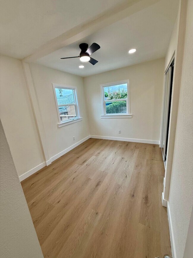 Building Photo - Completely Remodeled Single Family House!