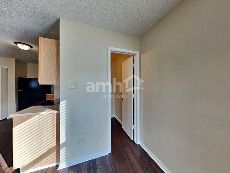 Building Photo - 1221 Redwood Dr