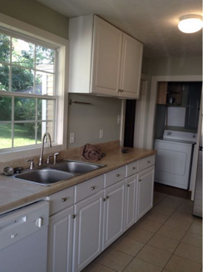 Building Photo - 3 bedroom, 1 bath Ranch - Available August...