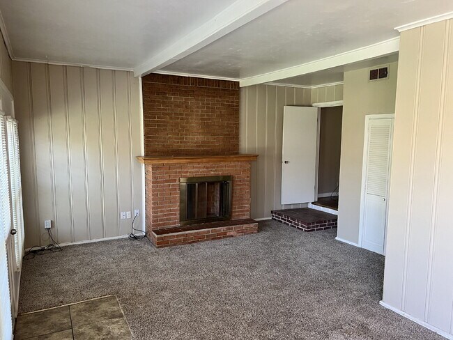 Building Photo - Large 2/1.5 with 2 Living Areas