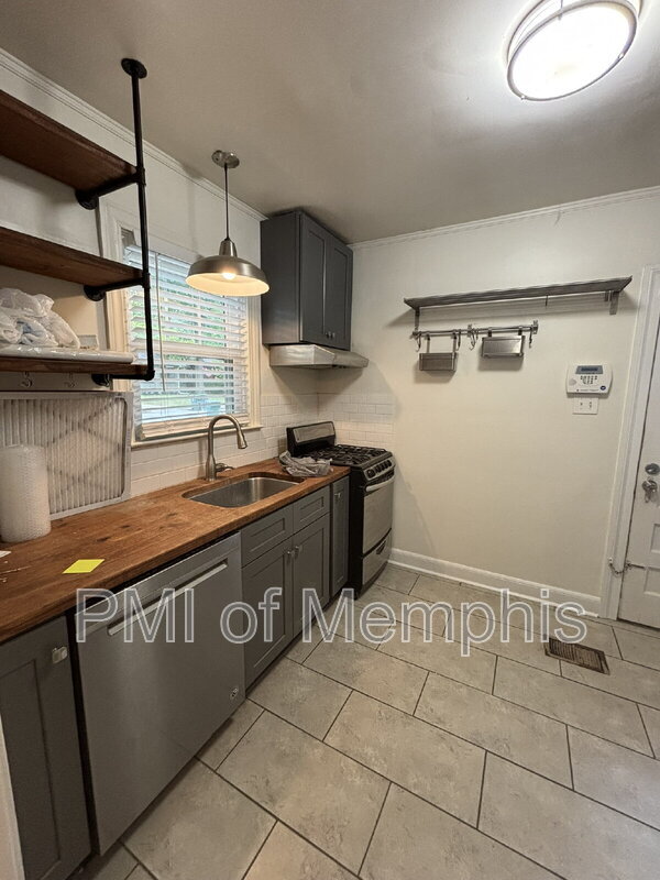 Building Photo - 579 Loeb St
