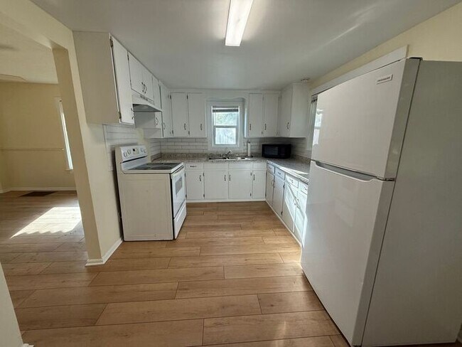 Building Photo - Pensacola - 32503 - 2 bedroom, 2 bathroom