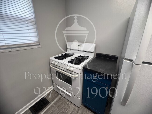 Building Photo - 420 E Siebenthaler Ave