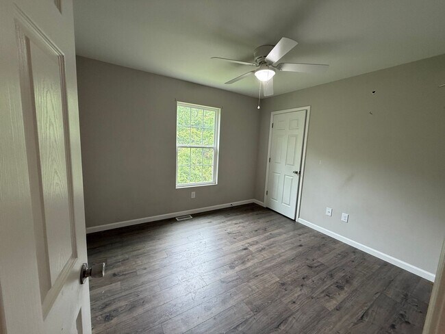 Building Photo - 842 Lakeway Dr