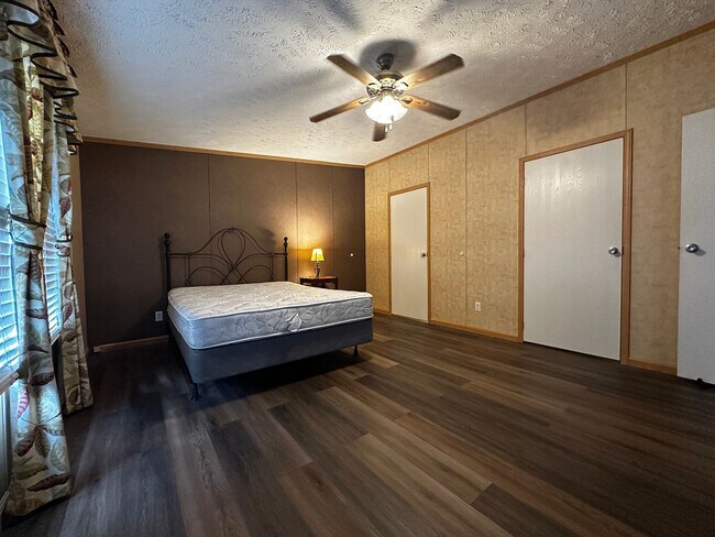 Building Photo - Spacious 4 bedroom/2 bath home for rent - ...