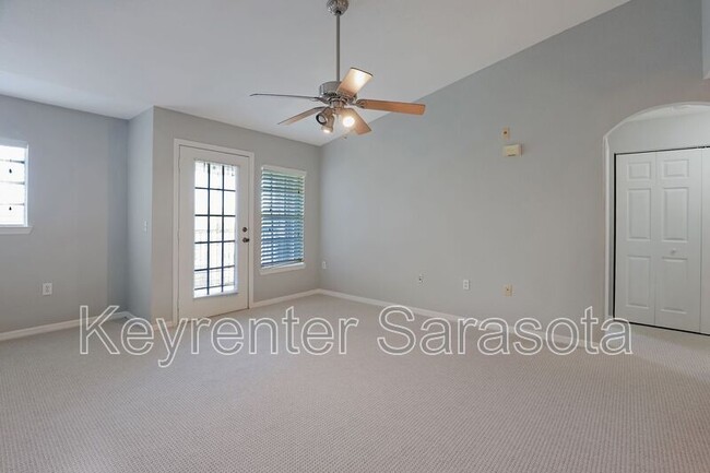 Building Photo - 8809 Manor Loop