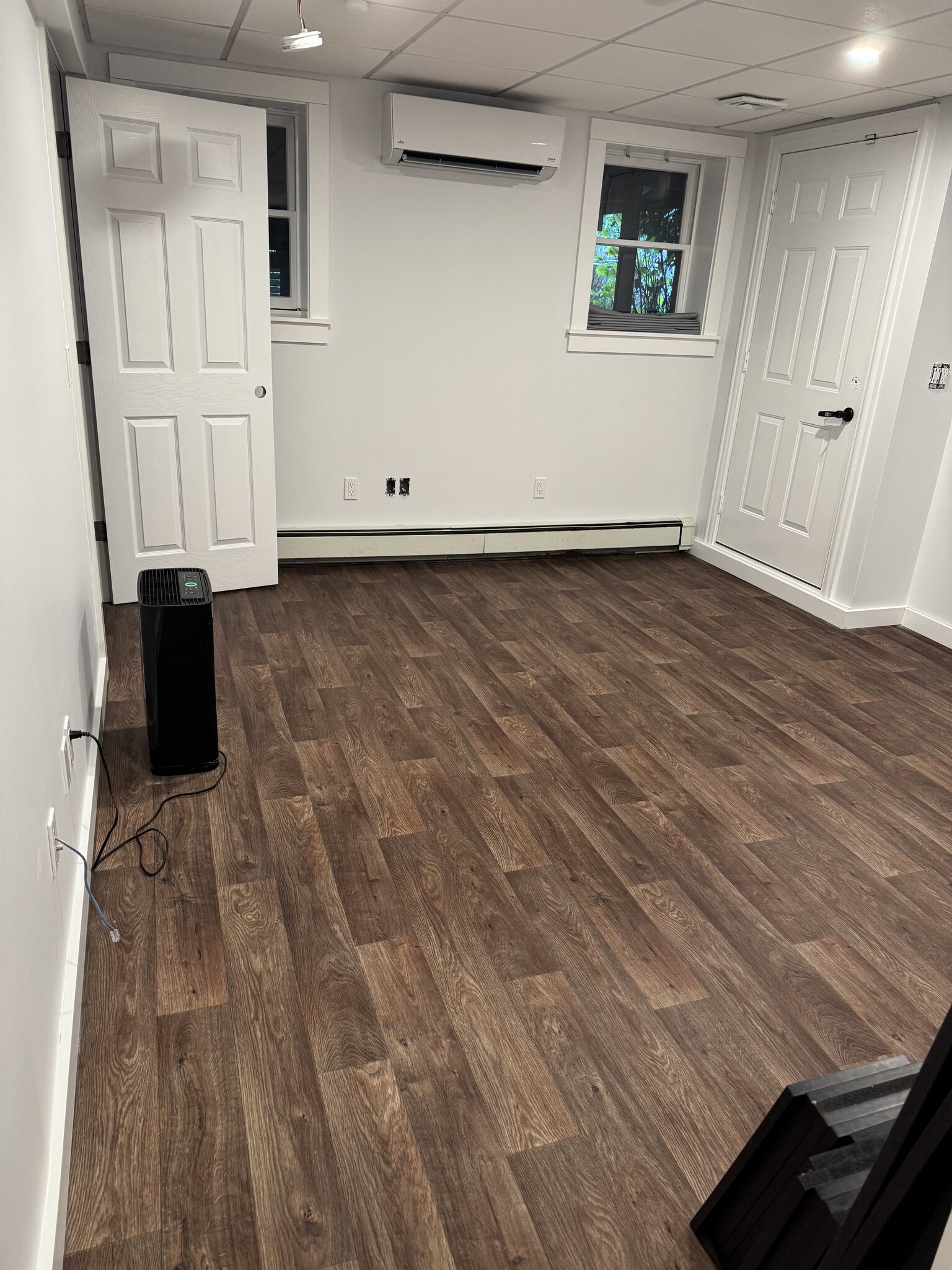 Bedroom with 2 windows - 6 Yale Rd