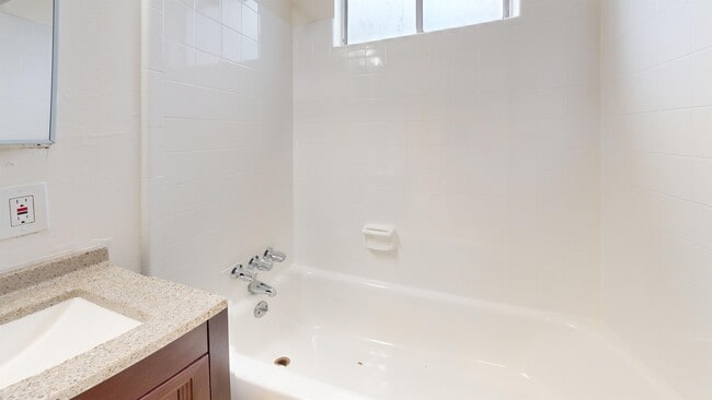 Building Photo - 1558 Bridge St