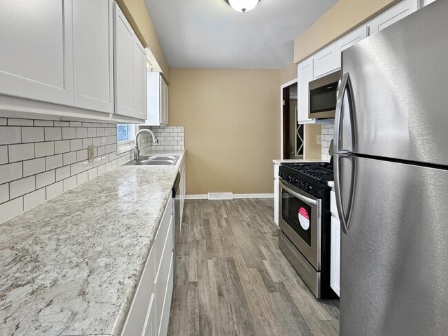 Building Photo - 5573 Rockbluff Dr NE