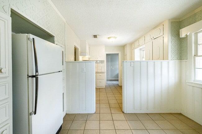 Building Photo - 3 bedroom less than 1 mile from Tech