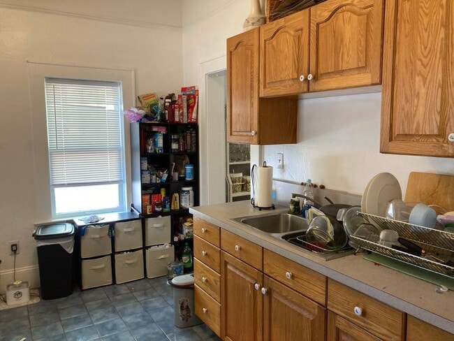 Building Photo - Spacious 2 Bedroom House Close to Campus!!