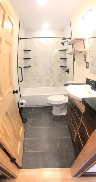 First floor bathroom - 3507 Bigelow Blvd