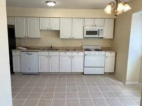 Building Photo - 860 Robin Rd