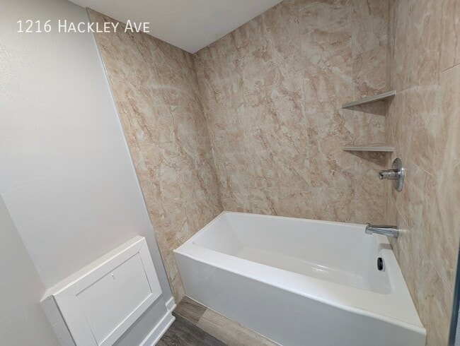 Building Photo - 1216 Hackley Ave