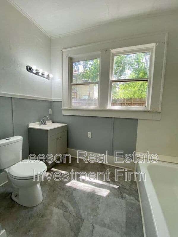 Building Photo - 310 Kings Hwy