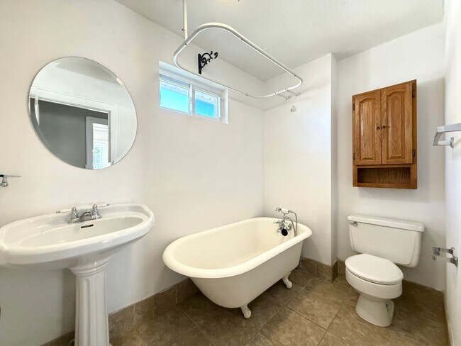 Building Photo - 3 Bedroom Home with Private Upstairs Suite