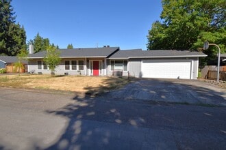 Building Photo - Desirable North Albany home.