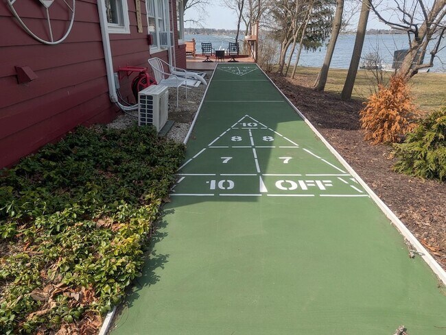 Building Photo - 1415 S Shore Dr