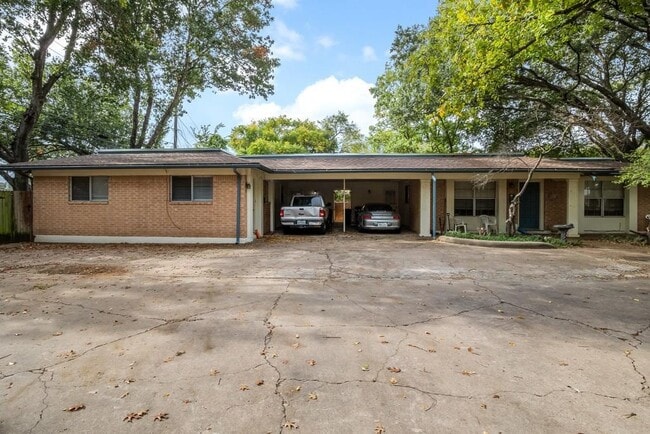Primary Photo - 2802 St Edwards Cir