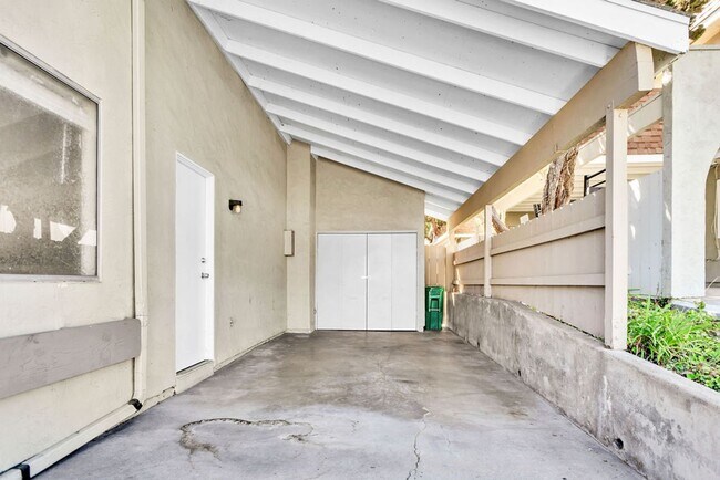 Building Photo - Great three bedroom townhome in UTC!  Avai...