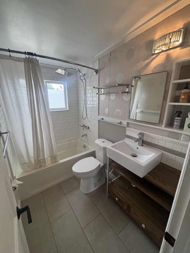 Building Photo - Spacious 3 Bed 2 Bath in the heart of Littleton