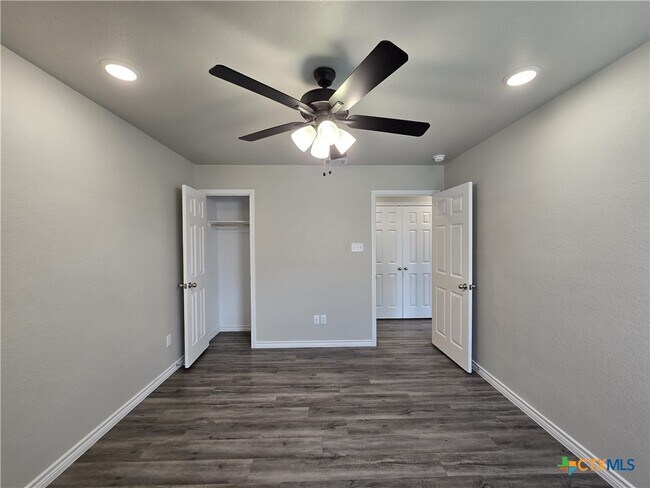 Building Photo - 523 Lost Trl