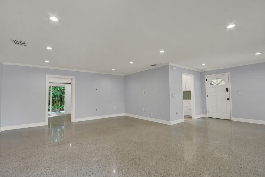 Building Photo - 382 SE Edgewood Dr